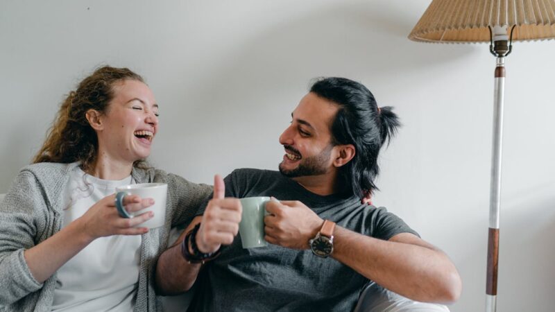 Le donne attraenti influenzano la sincerità negli uomini e la menzogna nelle donne