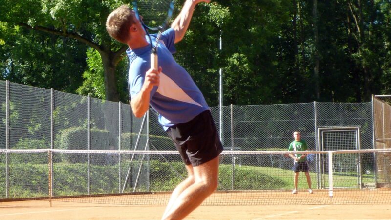 Jannik Sinner: il talento del tennis italiano con un tocco di fascino