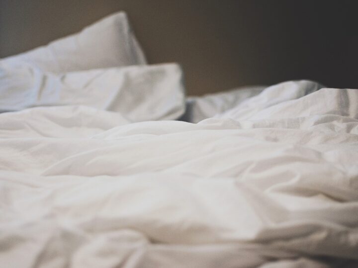 Marito a letto con sua madre: una storia sconvolgente